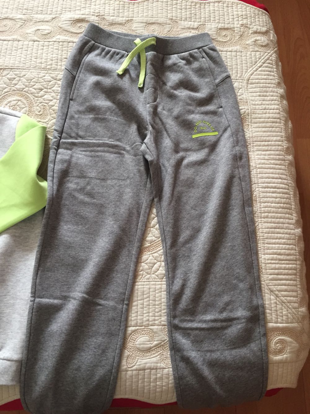 很柔软宽松,孩子好动,穿上一定舒服。价钱也划算,有活动,再多买几件!