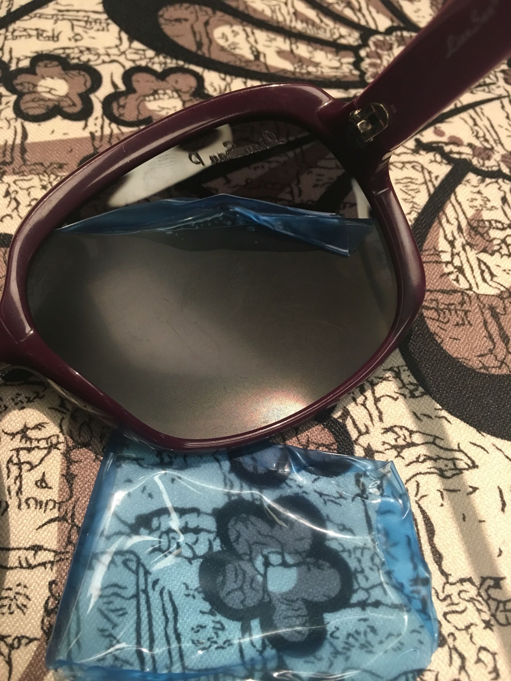 东西还不错,里外镜片都贴了保护膜.产品很细心,东西戴着感觉蛮轻的,价格便宜,性价比蛮高。