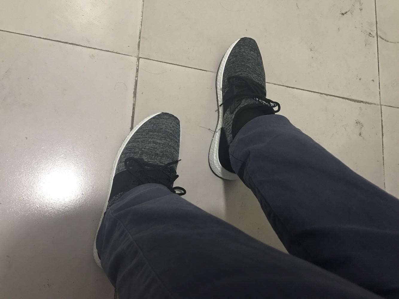 穿上很舒服,没有束缚的感觉,走路轻轻的,这鞋非常满意
