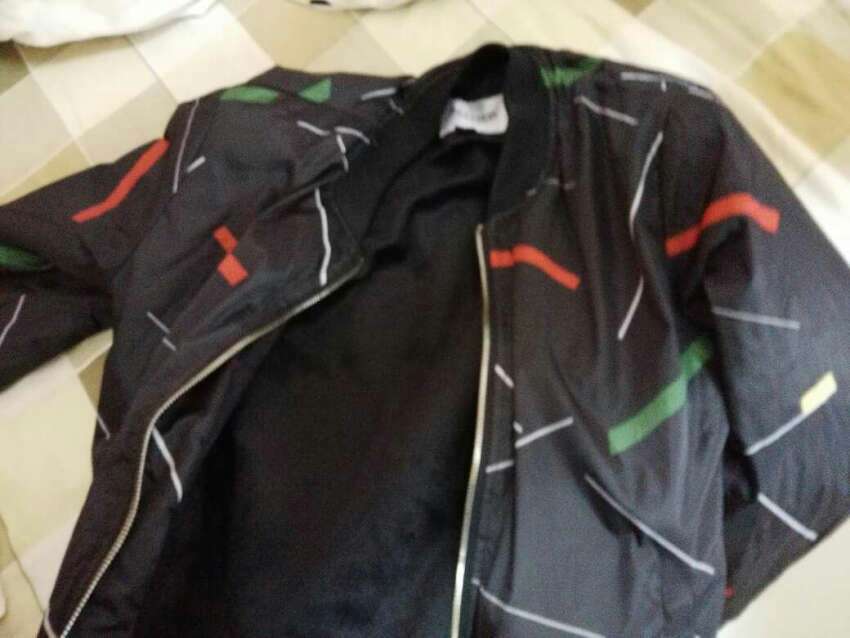 衣服发货速度太慢了,不知是什么原因,应该不是自营的吧