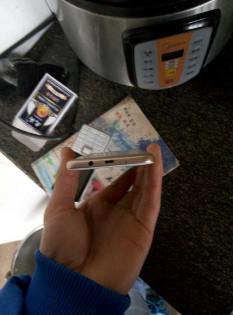 手机收到了 蛮漂亮的 快递一天就到了 买来玩了一天 这个价格对应的性能勉强