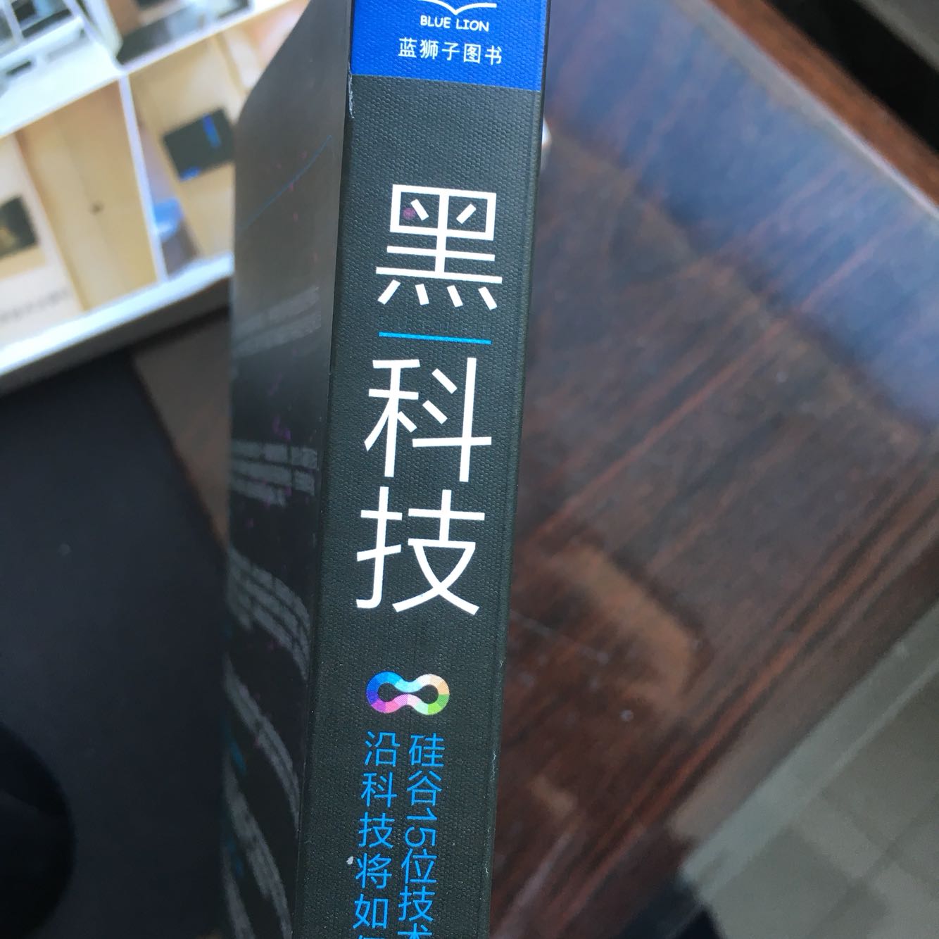 能够小得如同沙粒一般,搜救工作再也不会费时费力;需要两个壮汉才能搬动的大屏幕电视,一个人便可以像卷海报那样轻松拎回家;遭遇不测而无法恢复的皮肤,