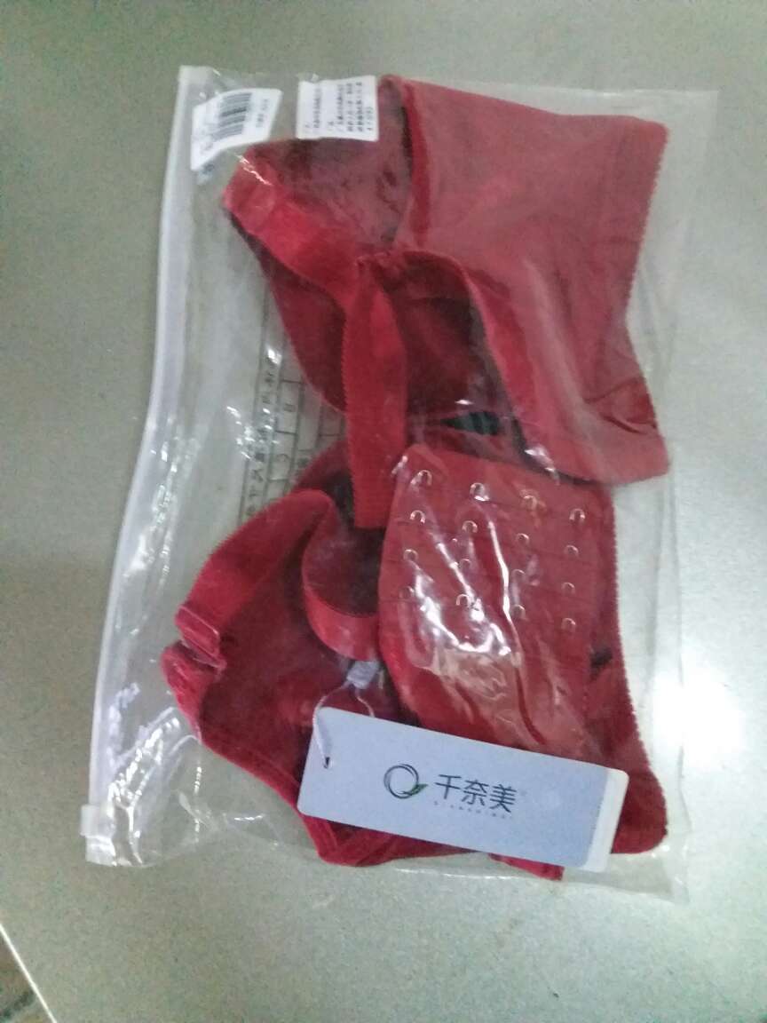 内衣很喜欢 试了下很舒服 质量很好 就是包装盒子被压坏了