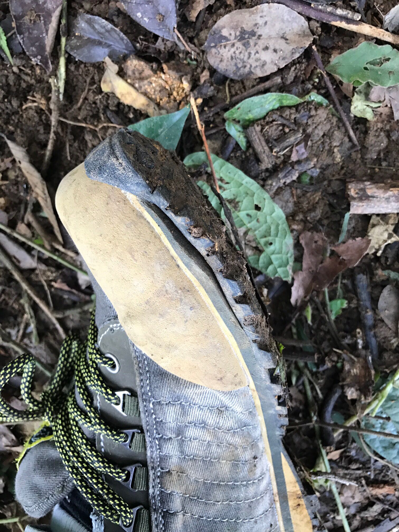 东西很差 回来只穿了一次上山扫墓 就废了