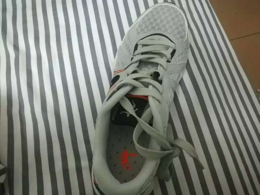 鞋子是透气的,老公说穿着很舒服,终于买到满意的啦!经常在买东西