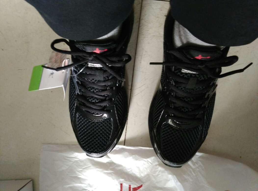 鞋子穿上去很舒服,物有所值,很喜欢