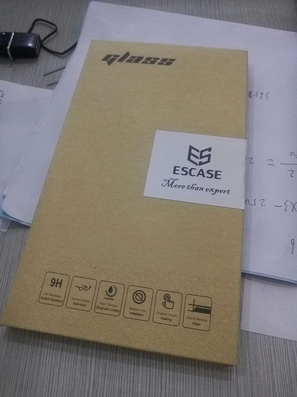 价格不贵,就是膜比屏幕小了,不带套很明显