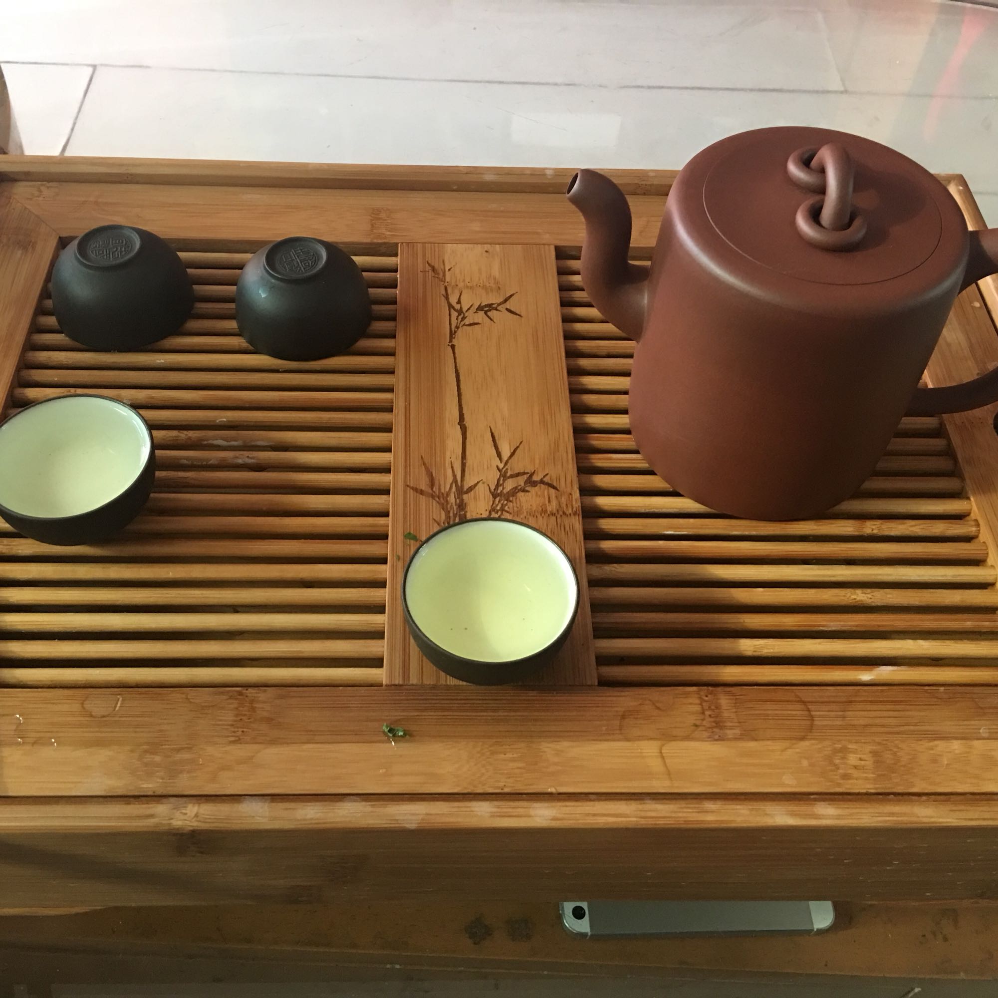 做工不错,美观。设计有一丁点不好的地方是双圈中间的气孔,如果倒满开水把盖子盖上是,热气冲出很容易汤到手指