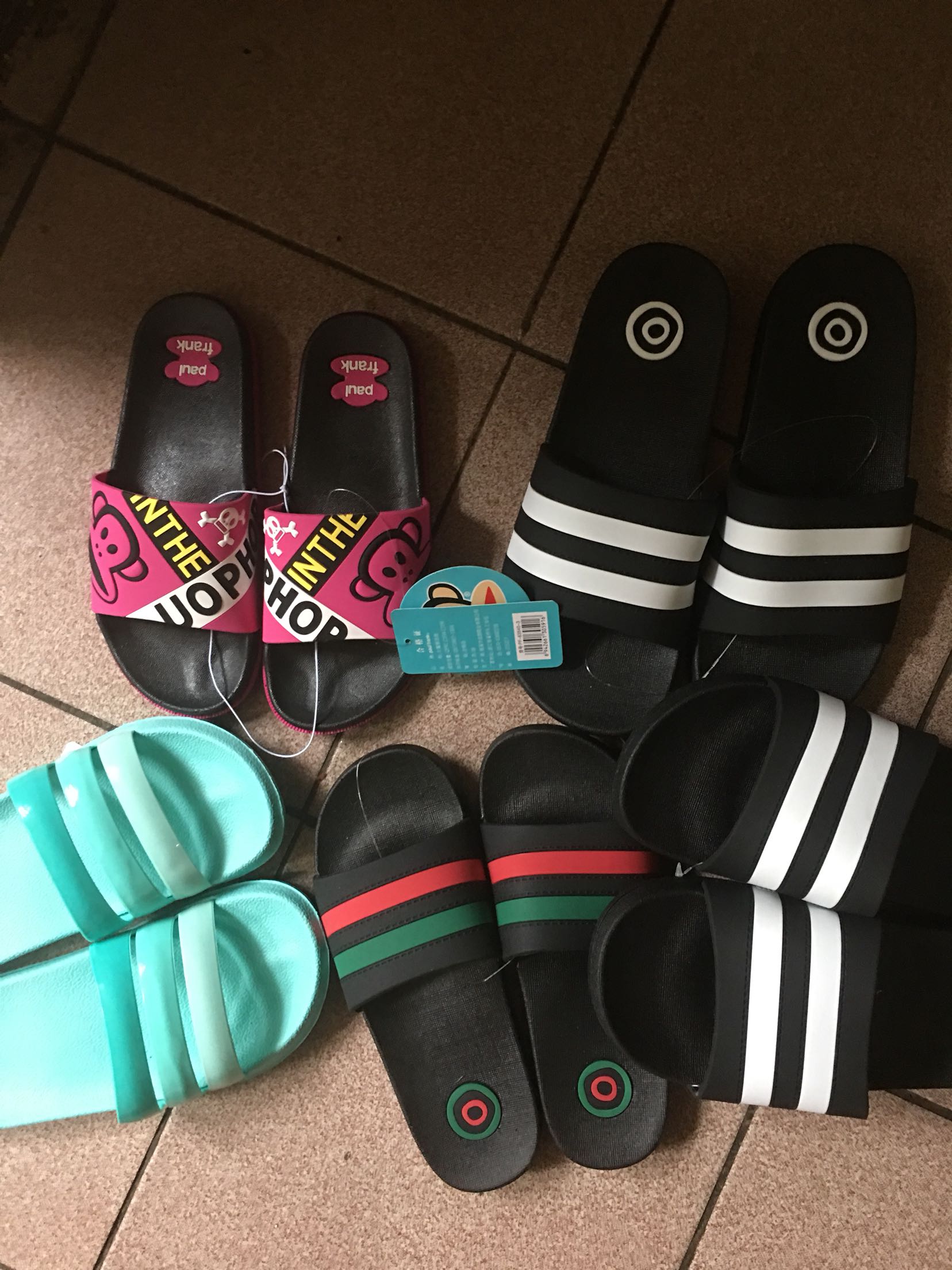 拖鞋质量还不错??,小巧轻便,舒适透气,鞋底防滑耐磨,搞活动时买的,经济实惠,不错??,值得推荐购买!
