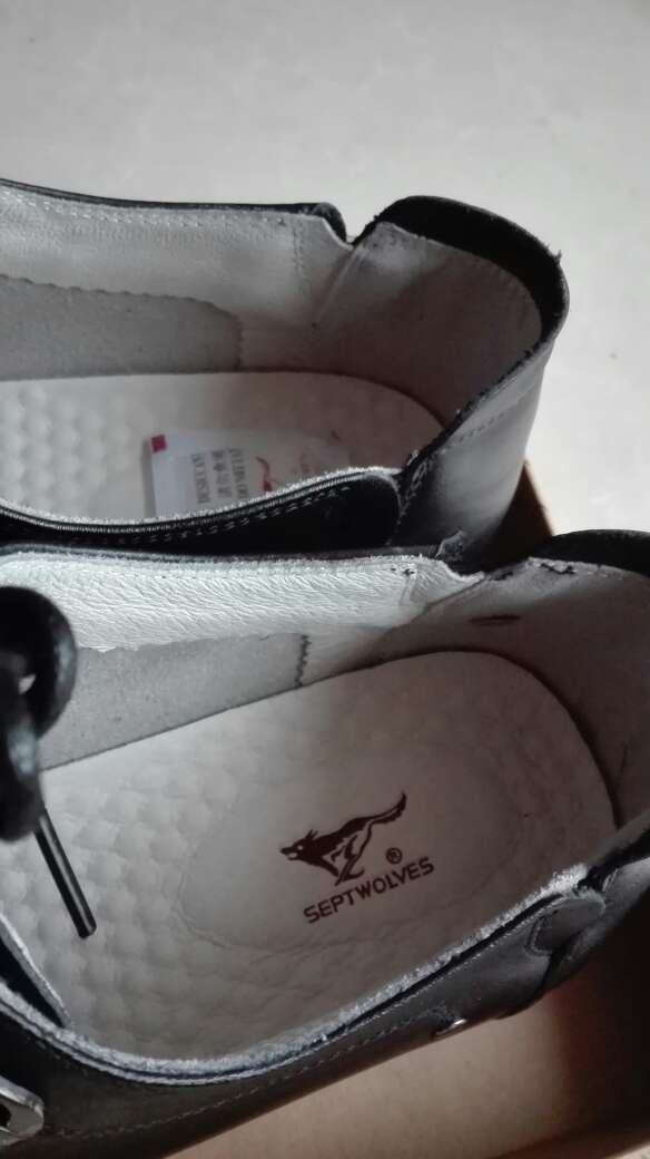 感觉还行吧,皮子较软,质地一般,现在299也确实买不到多好的东西了。冲着七匹狼和在网上买的鞋子,试试手气。唯一亮点是鞋垫位置,用了很多凸点,可以按摩脚底。