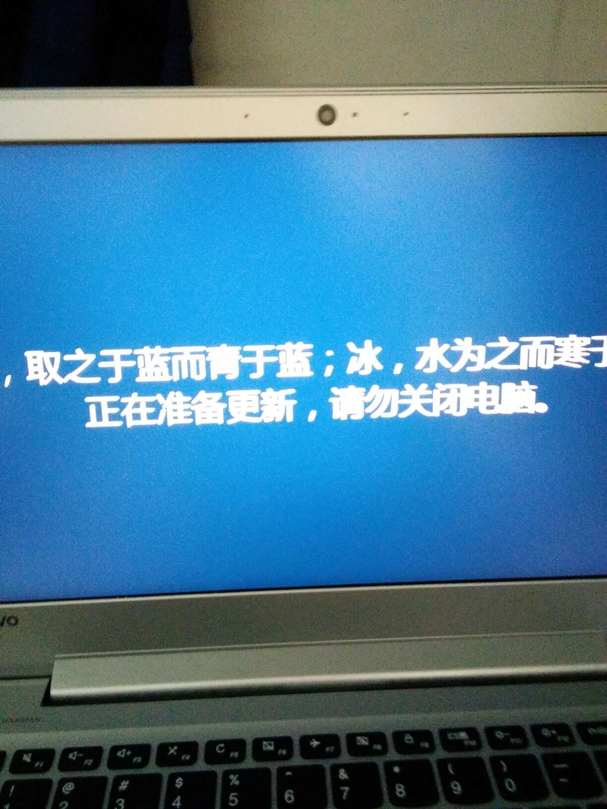 这电脑还不错,特意用了几天才来评价的,开机一般六秒,速度还可以,本来电脑已经分好两个盘了,C盘和D盘,包装很好,的快递服务杠杠的?,如果电脑出现什么问题我会立刻追加评论的。