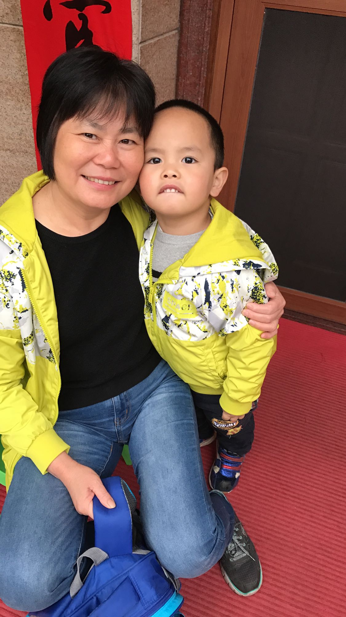 因为大件的女士也可以穿,奶奶果断跟他买了亲子装我也没忍住入手了一件蓝色跟他亲子装!哈哈哈哈 好喜欢,质量真心的好!而且穿起来颜色也好看。