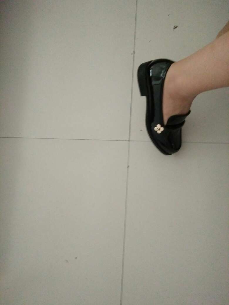 今天收到了,鞋子很漂亮,就是有点儿新鞋的味道,上脚很好