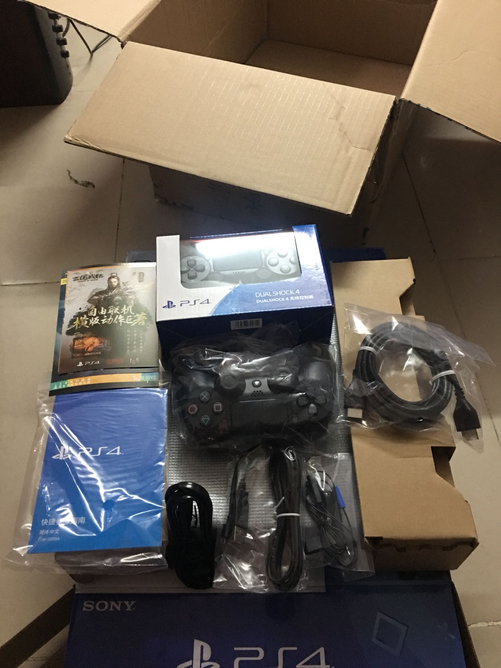 送货不是一般的快,早上5:59订下午17:30左右就到了。快递员服务很满意,包装方面很满意大家看图就好了,接下来体验一下我的最爱ps4.