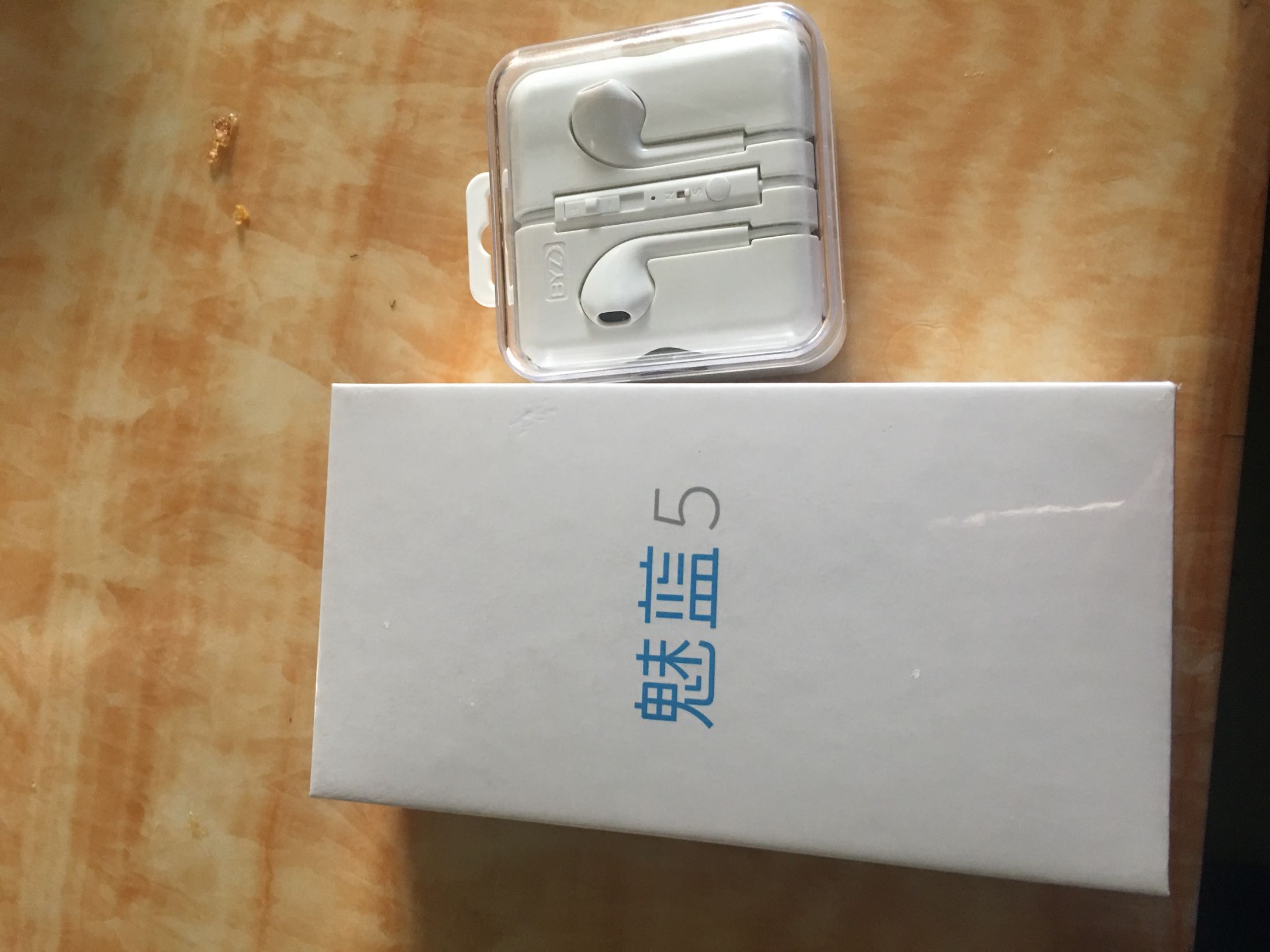 指纹解锁很快。流畅,第二次购魅族。这个价钱可以了。还送了耳机。