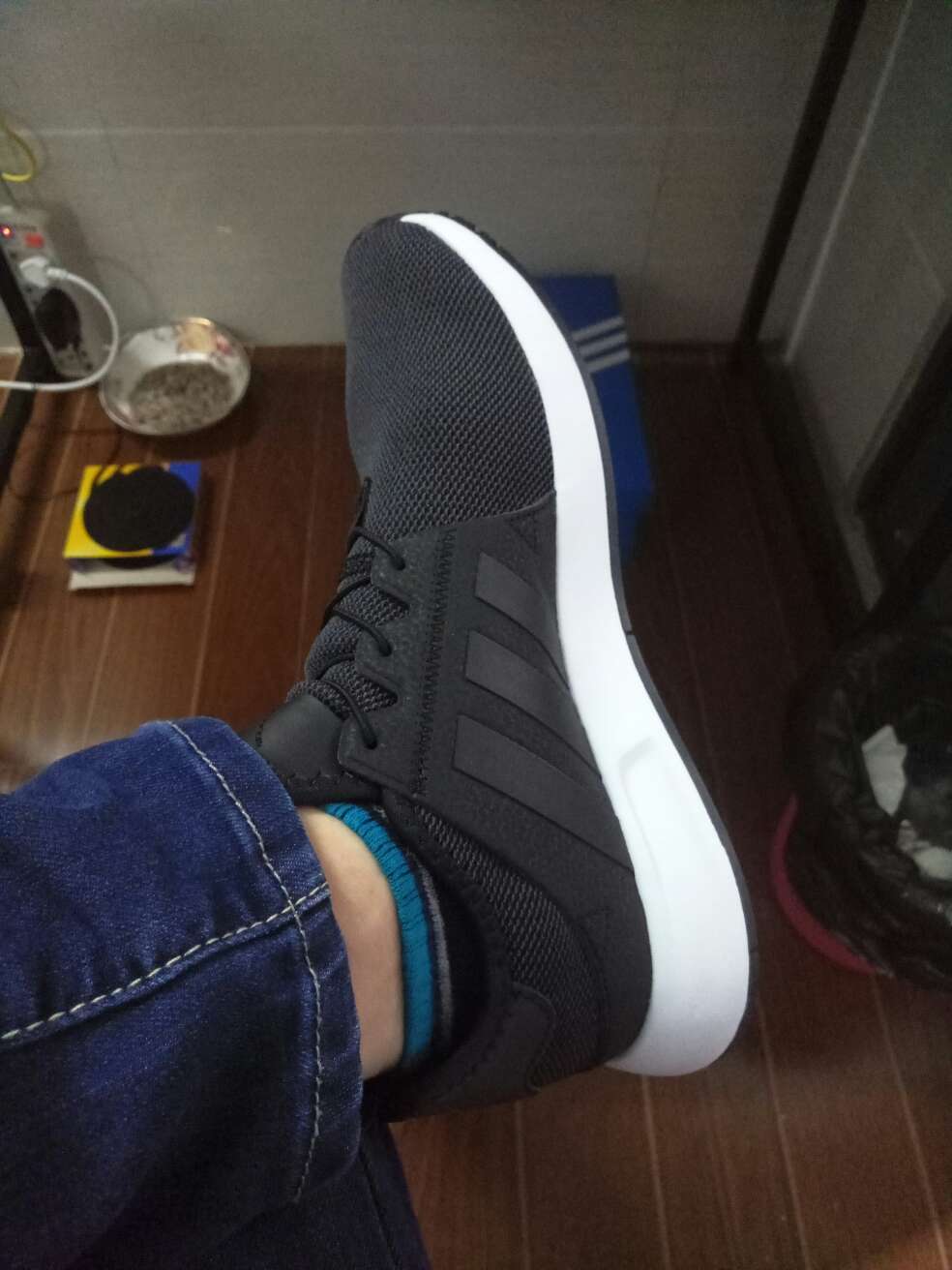 真货,没问题查询步骤1.鞋盒上的条码2.正规官网查询条码货真,速度快,兄弟们可以上手网址拍给你们了可以自己查这个鞋号感觉大半个号,买的时候注意喽