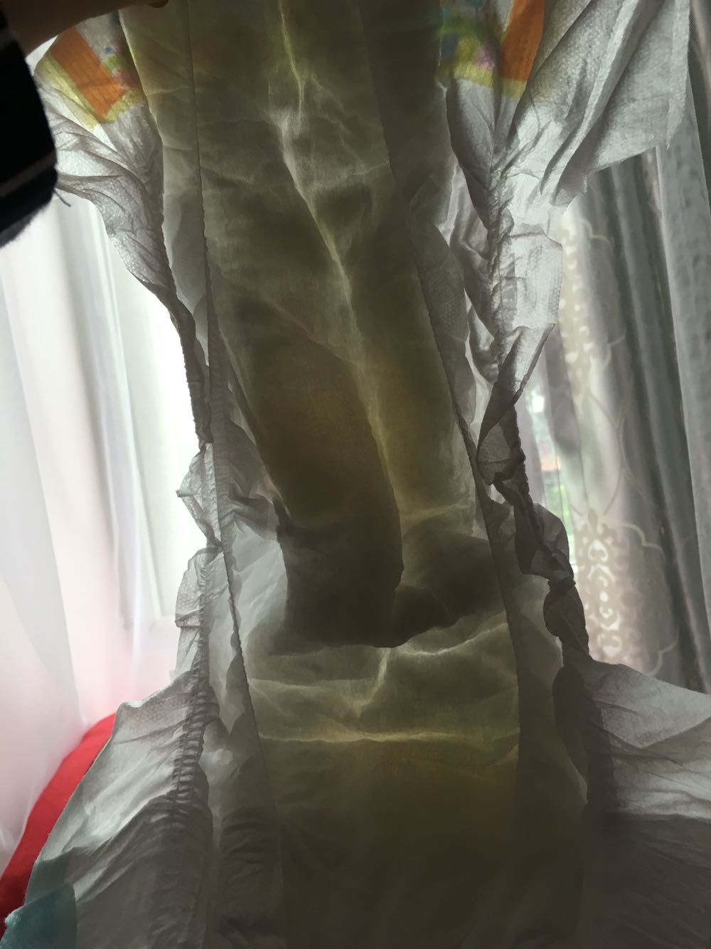 感觉是假货!棉散散的!这一片是穿了半个小时的,棉会变形!摸上去一块一块的,很次的感觉!不知道怎么退货!剩下的两大包都不想用了!假货!