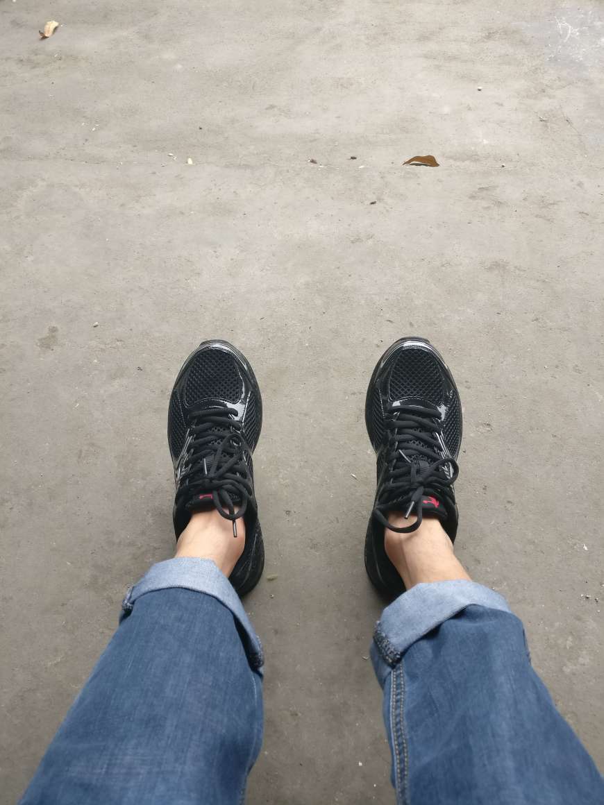 很好,没什么异味,很轻透气舒服!