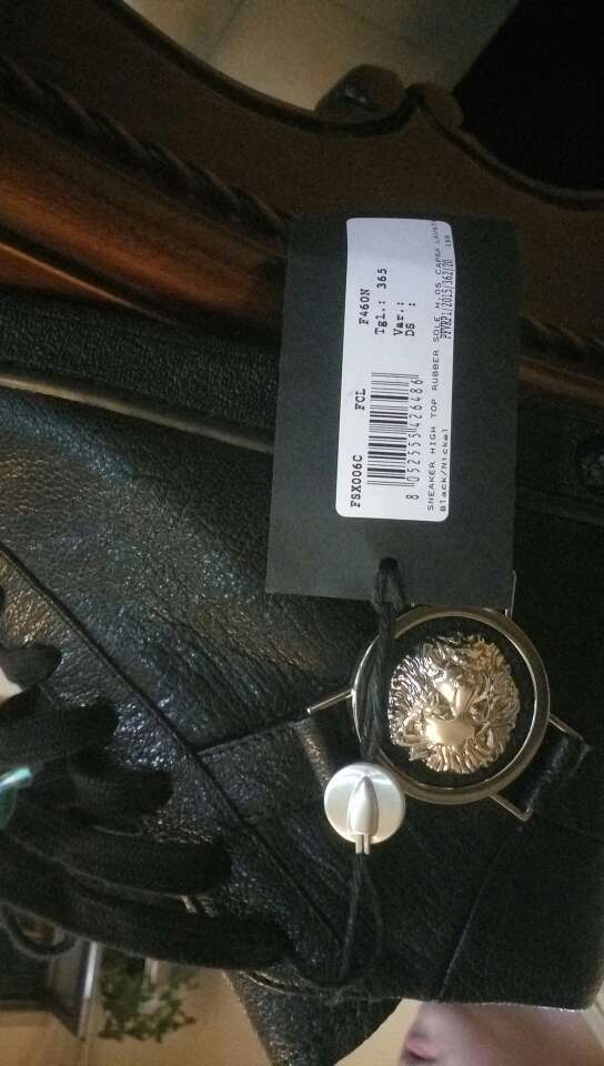 还是喜欢不太亮的小羊皮,配上小狮子很漂亮。做工挺好,应该是正品吧