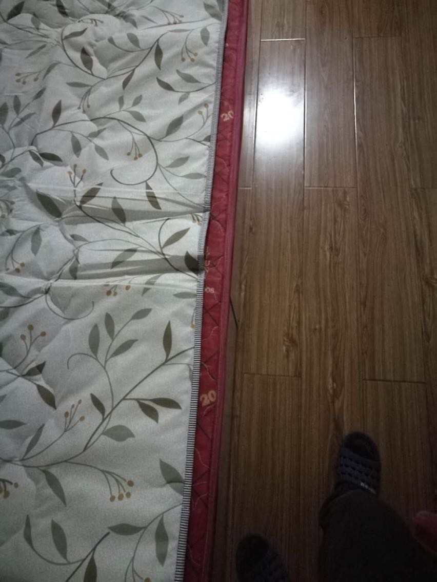 没有上次买的好,有些失望了。不过这个价位的话抱太大的期望本来就是个错误!裸露的线头哪里都是,而且说好的是180/200的呢!是怪我的床大了吗?