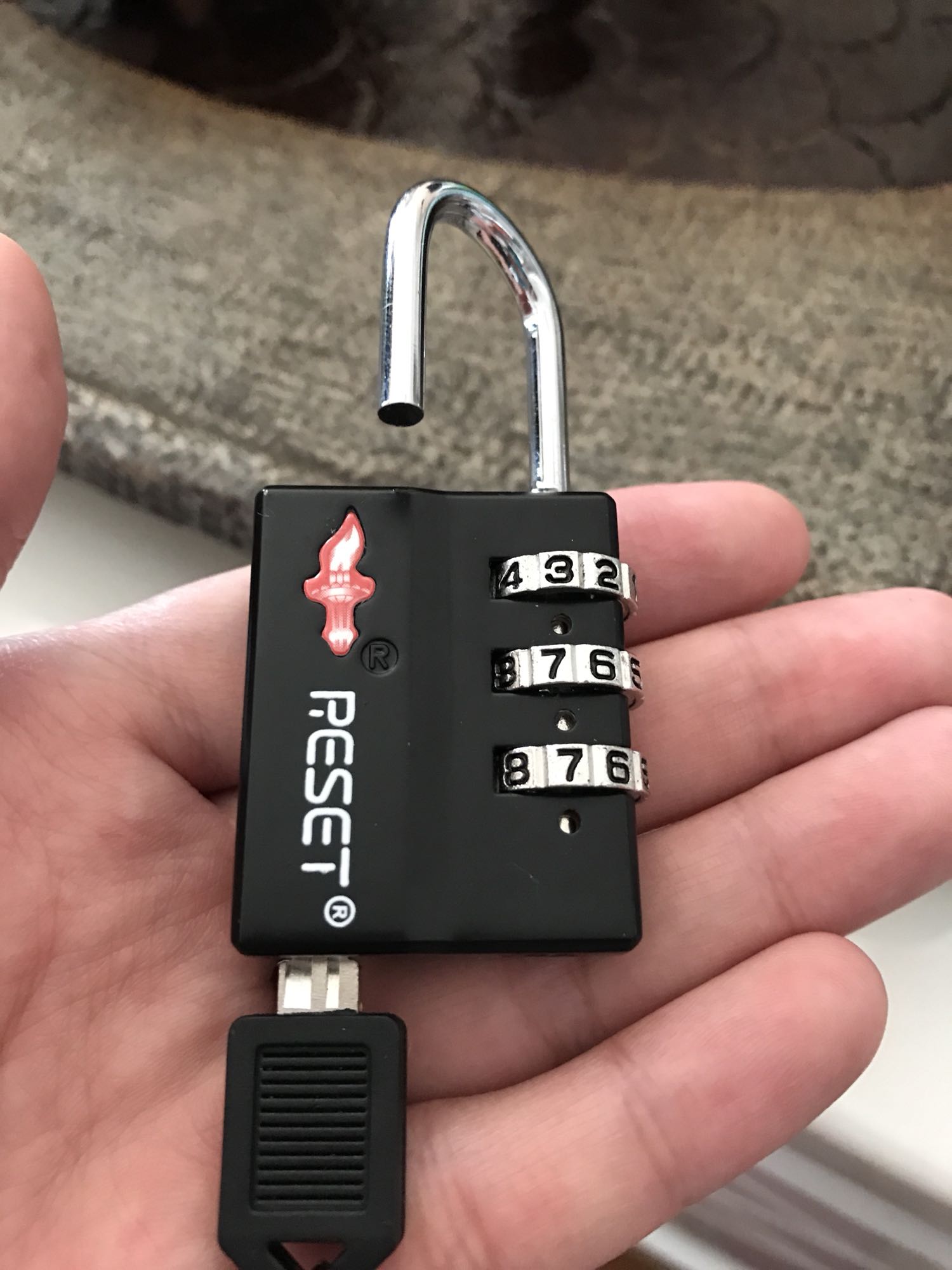 有备用钥匙的密码锁