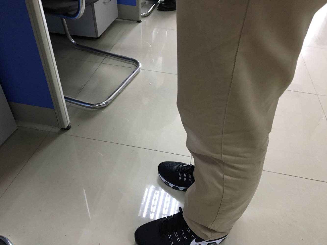 刚刚穿,还挺舒服的,鞋底比较硬,不过对平板足的支撑绝对够。也不像某些人说的胶水和掉字问题,确实是有一点刮花,而且没有什么牌和卡,继续观察。