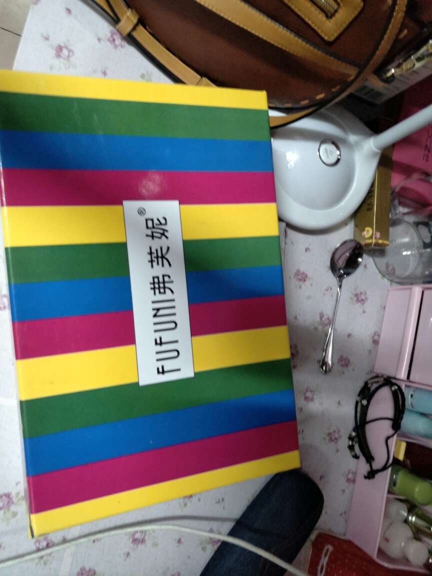 还行吧,也算是值了吧,质量还可以,就是快递也忒蛮了。。蛮轻便的,透气性应该还不错。