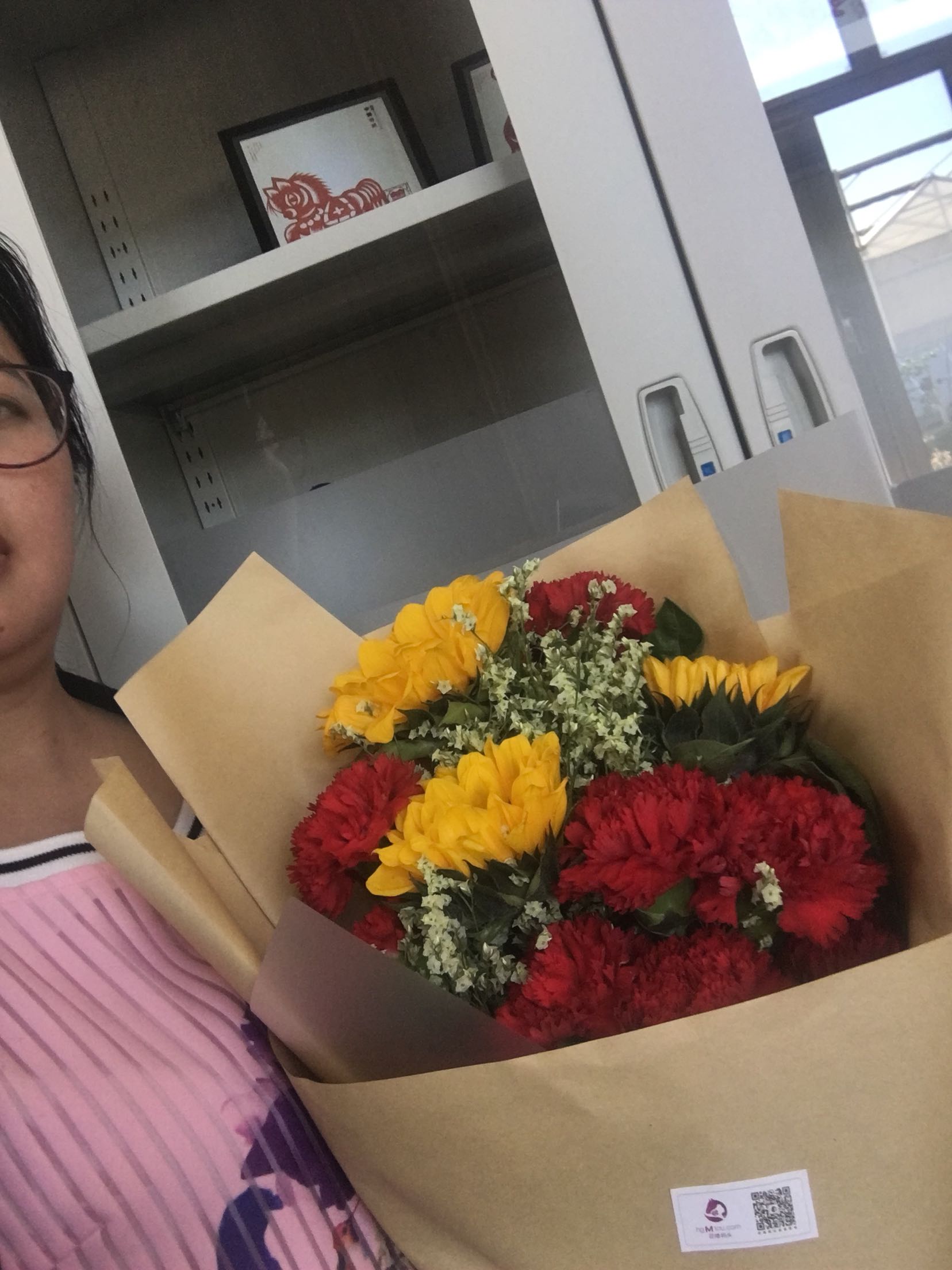 首先,发货快,送货快,不耽误事儿。另外,鲜花和图片无差,向日葵和康乃馨颜色漂亮,新鲜度也很好。包装很细心,还送了贺卡,够体贴的。