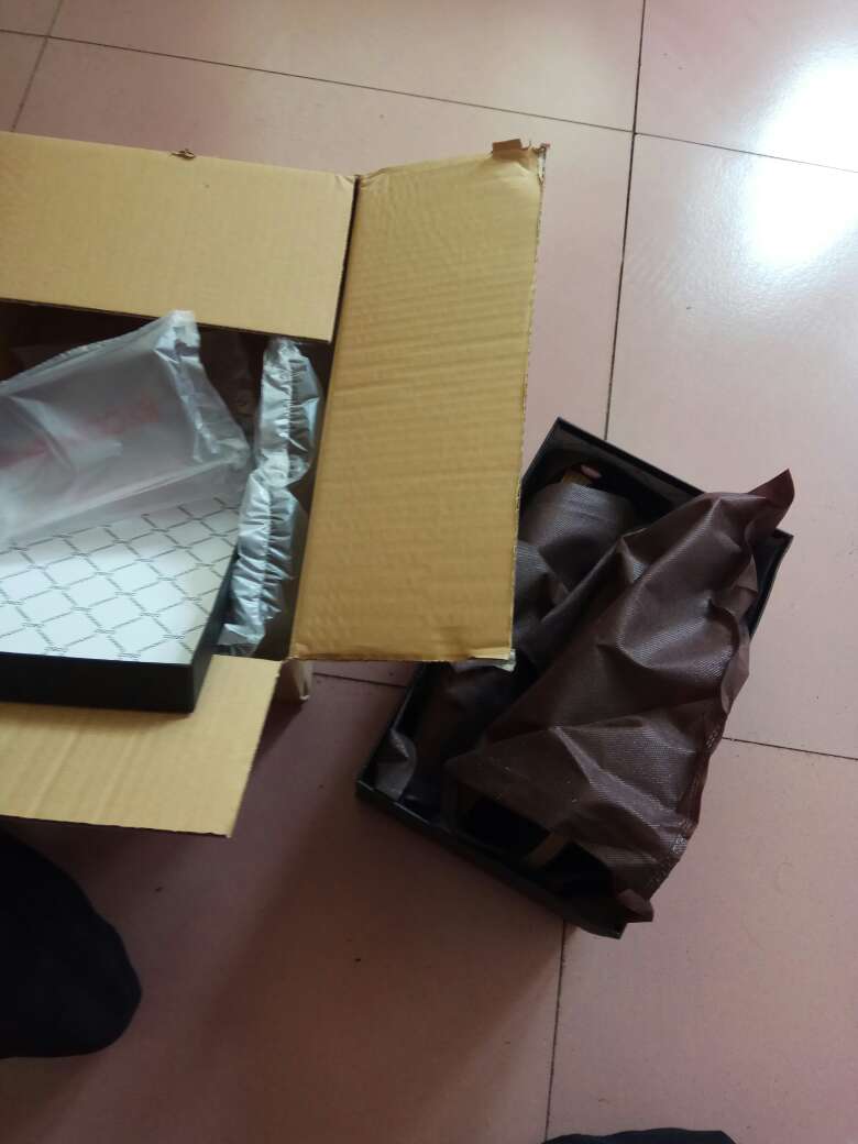 包装很贴心,款式也挺好看。就是皮质感觉次了些。还将就吧!