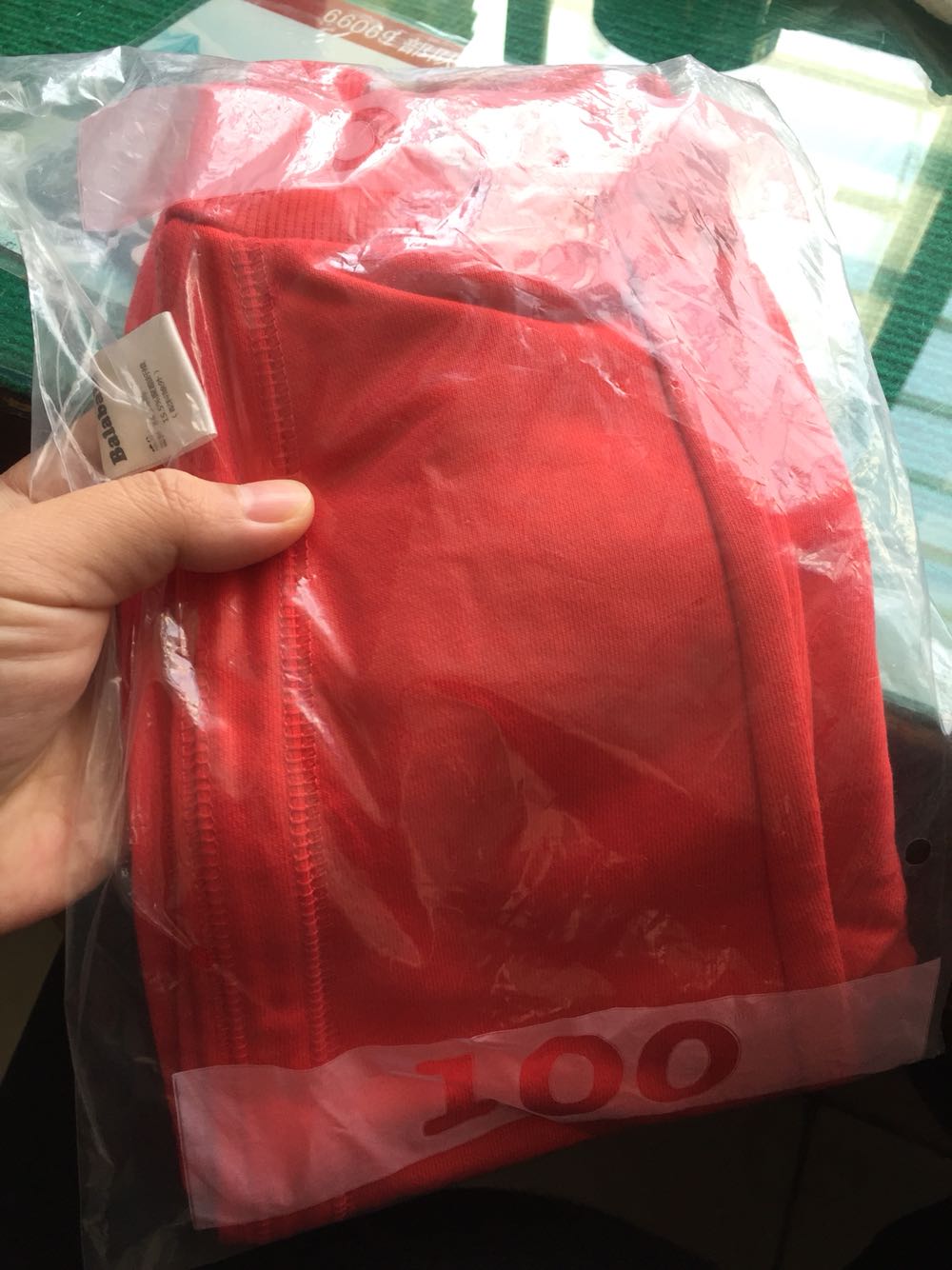 红的颜色很正,小孩子穿上很好看,质量很好