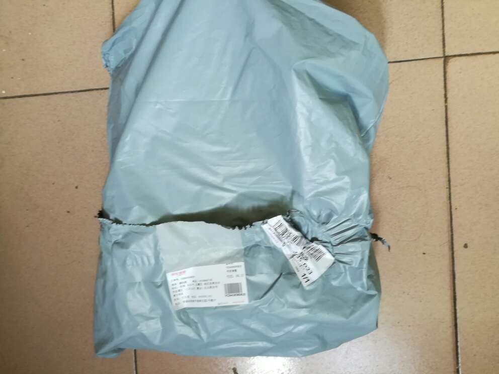 裤子收到后首先感觉外型还可以,直筒的,但裤子不是纯棉的,穿了一次挺不错的,确实小一号,应该是南极人正品吧,南极人加油,加油,尤其是穿戴衣物,一定要和电子产品一样,绝对正品,一直不错