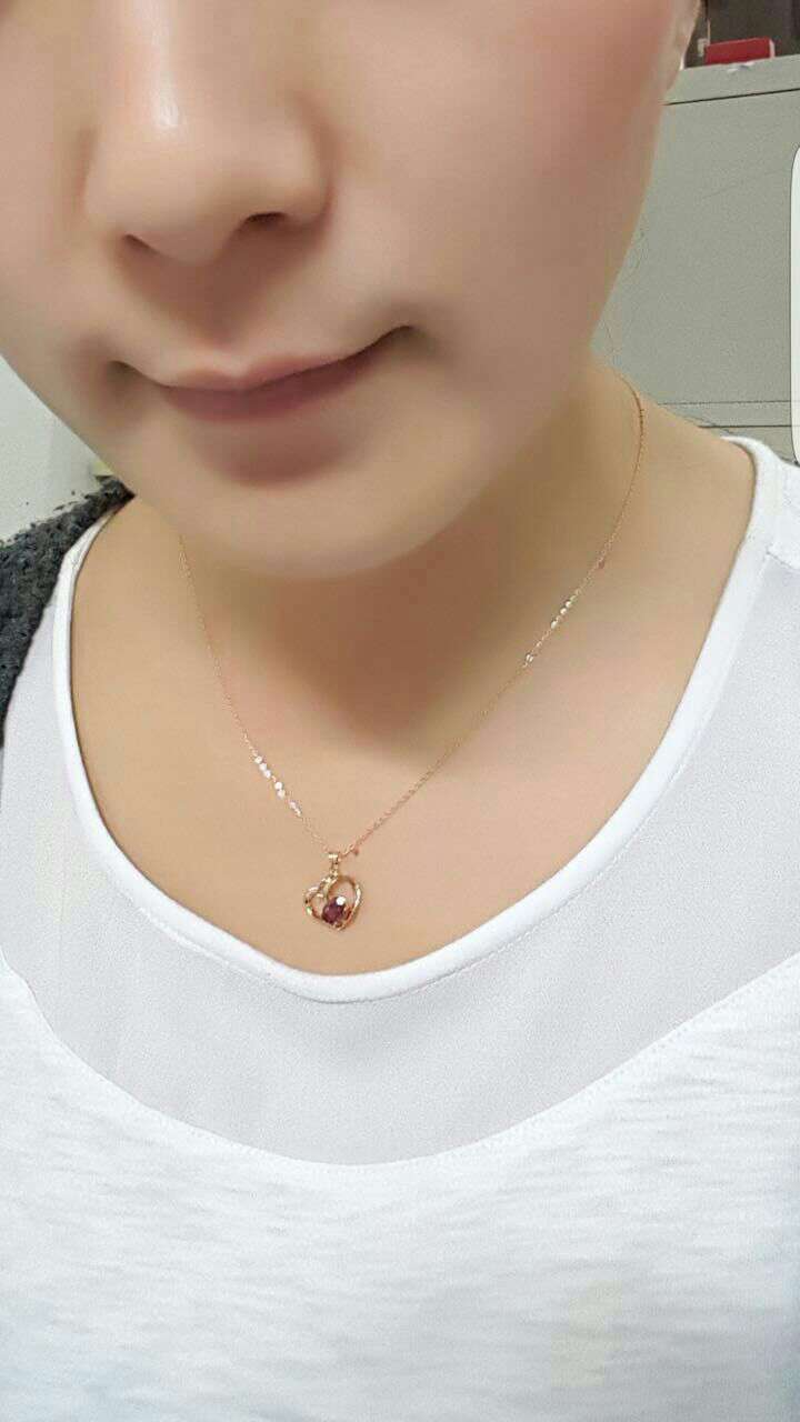 老婆喜欢就给买了,好看做工精美,有证书的肯定是真的了,这个价格值,大小合适。老婆表示满意得很。哈哈哈,包装也很上档次,购物一向是满意的。
