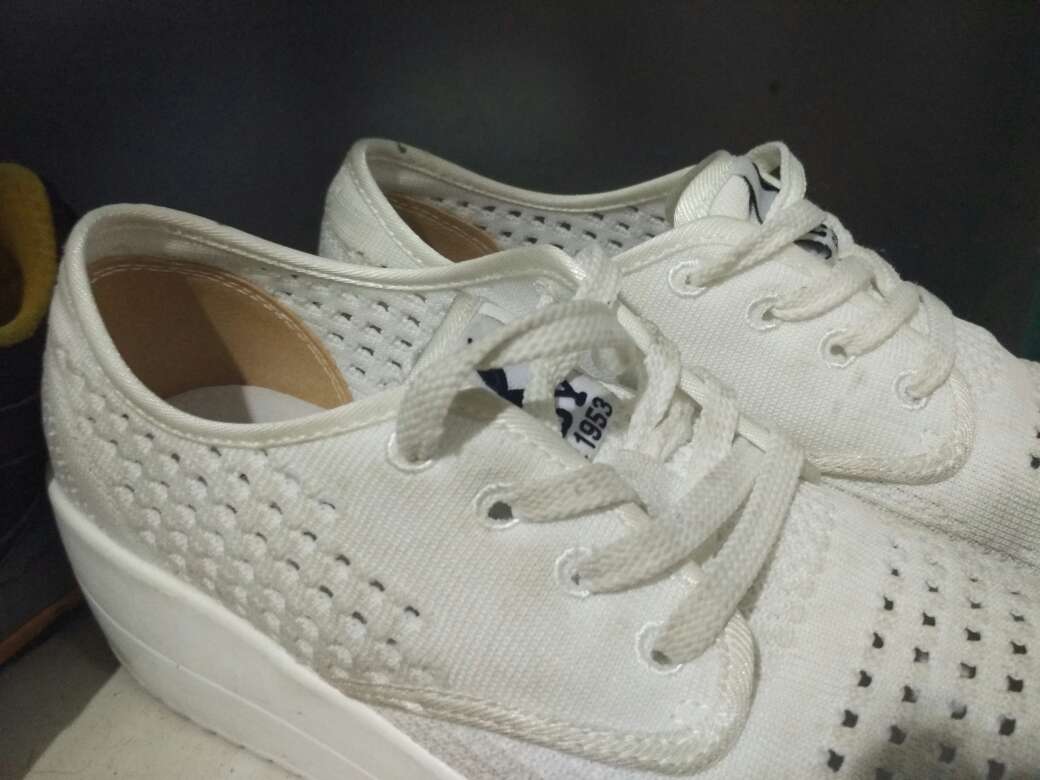 已经穿了一阵子了,比较容易脏,毕竟是白色,不过很舒服,款式也好看?对于我这种不爱穿高跟鞋的人来说,还挺合适的,主要是够百搭,也透气,穿着很舒服,不会容易累,已经有点点高度,还不错,希望能穿得久一点,买到合适的鞋子还是比较难的,祝商家越做越好,速度棒棒哒哈哈哈哈哈哈哈哈哈哈哈哈?