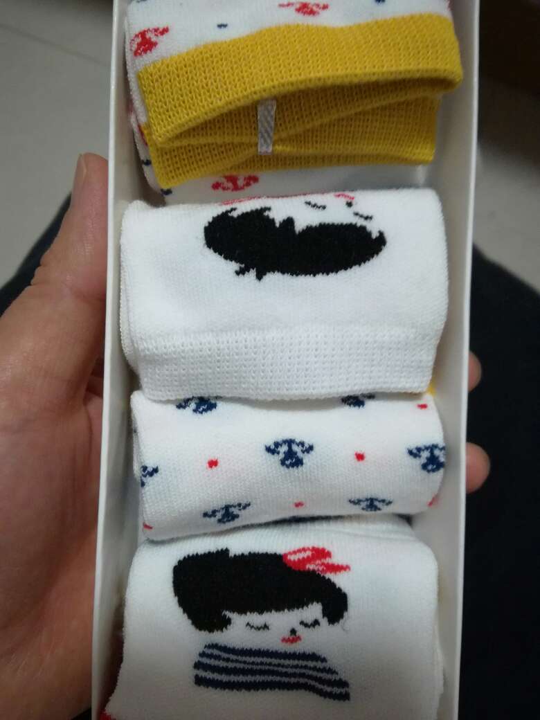 非常不错的袜子,漂亮舒服,孩子很喜欢!买回来就迫不及待的穿上了!