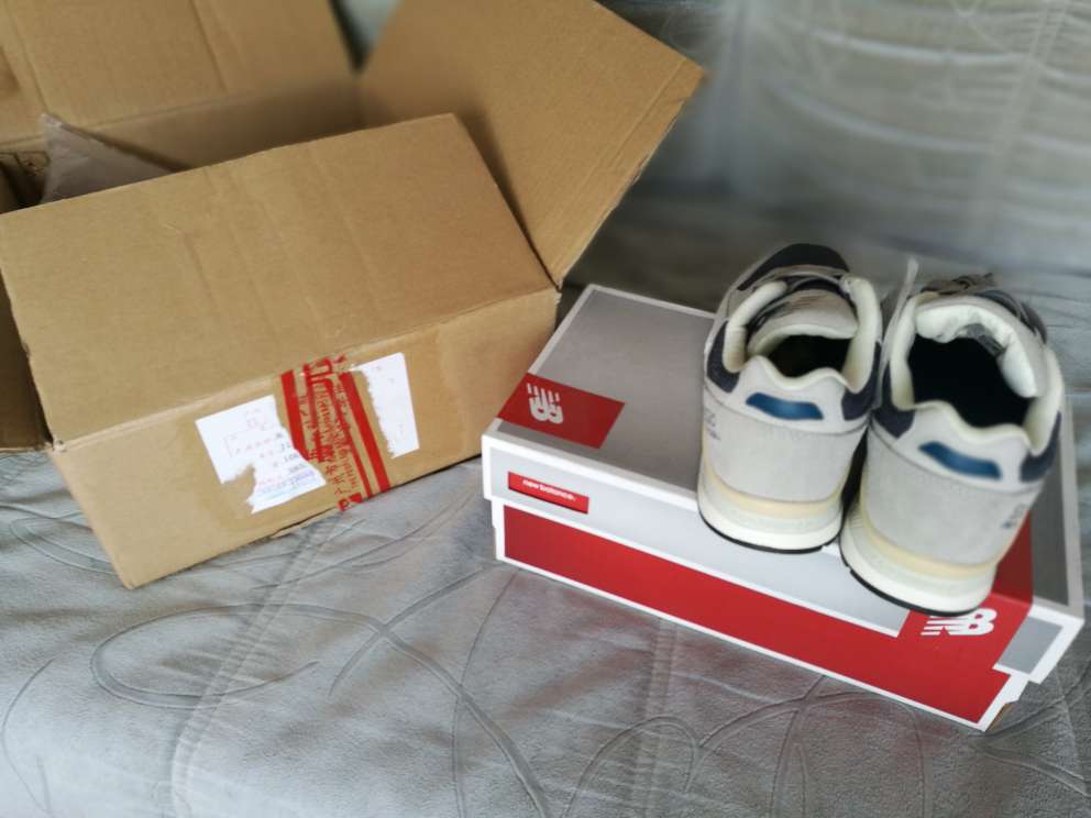 送货速度和预计的刚好,就包装上有这郁闷,被二次包装过,之前贴的标签被撕坏,而且一小双鞋还搞个很大的箱子装,搞不懂什么情况~~~