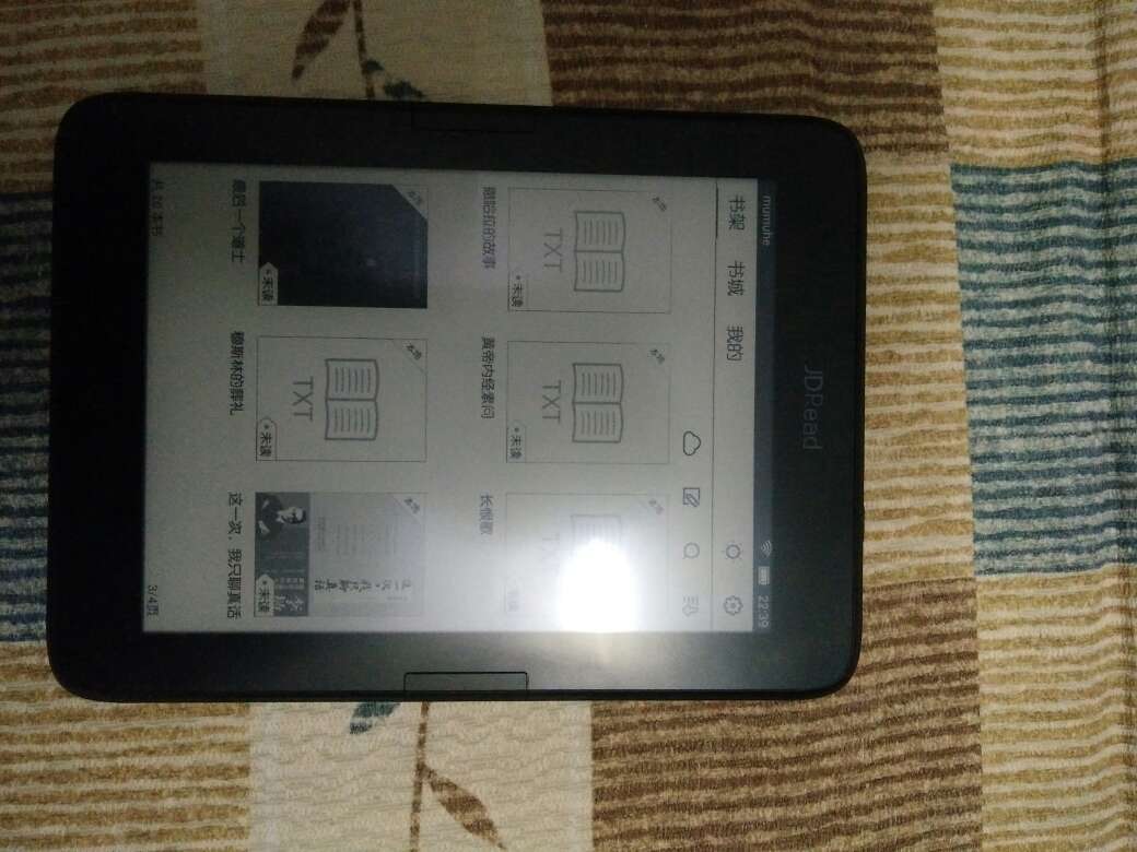 和kindle入门版比,jdread内存更大,带阅读灯,配置高一些吧,但是反应有点慢,屏幕反光比较严重,不如kindle磨砂面好用