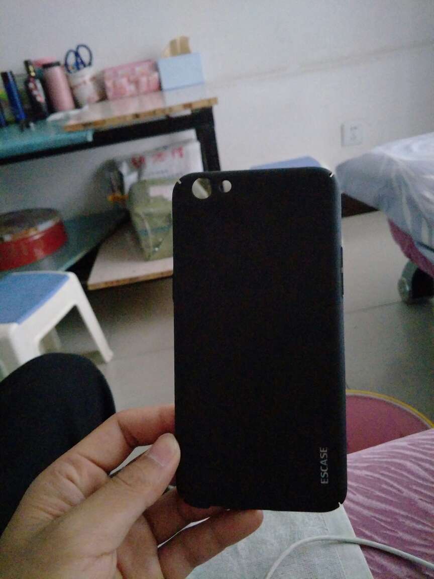 这个手机壳超薄,手感很好,不会打滑,就是黑色的相对会留指纹。手机壳比较薄,防摔性能会比加厚的弱一些。总体还是很棒的。