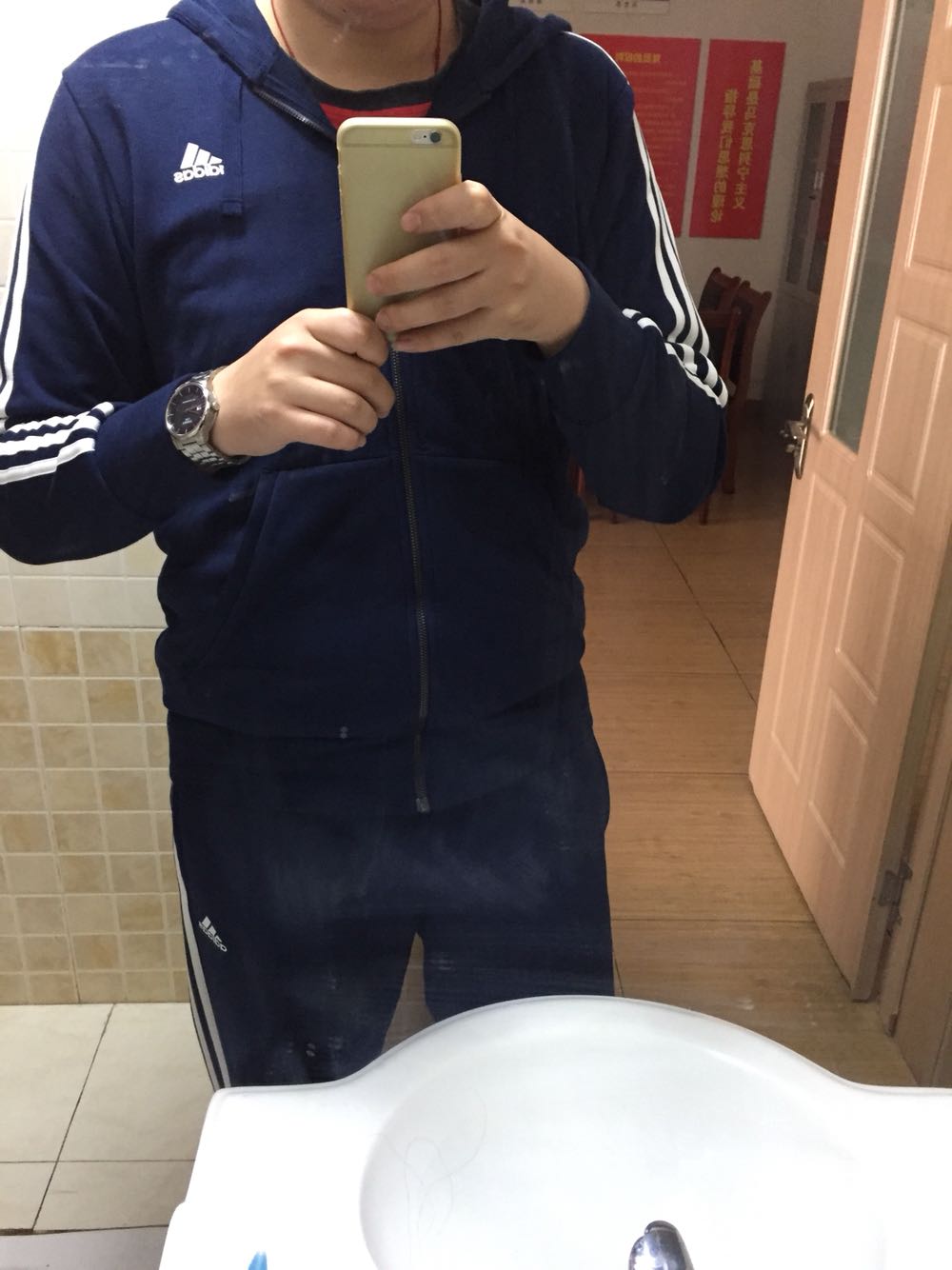 感觉很不错,正品无疑,凑了一身蓝色的穿着也挺精神,就是可能是收腿裤,稍微有些短,正好漏脚踝哈哈哈哈。挺不错的。
