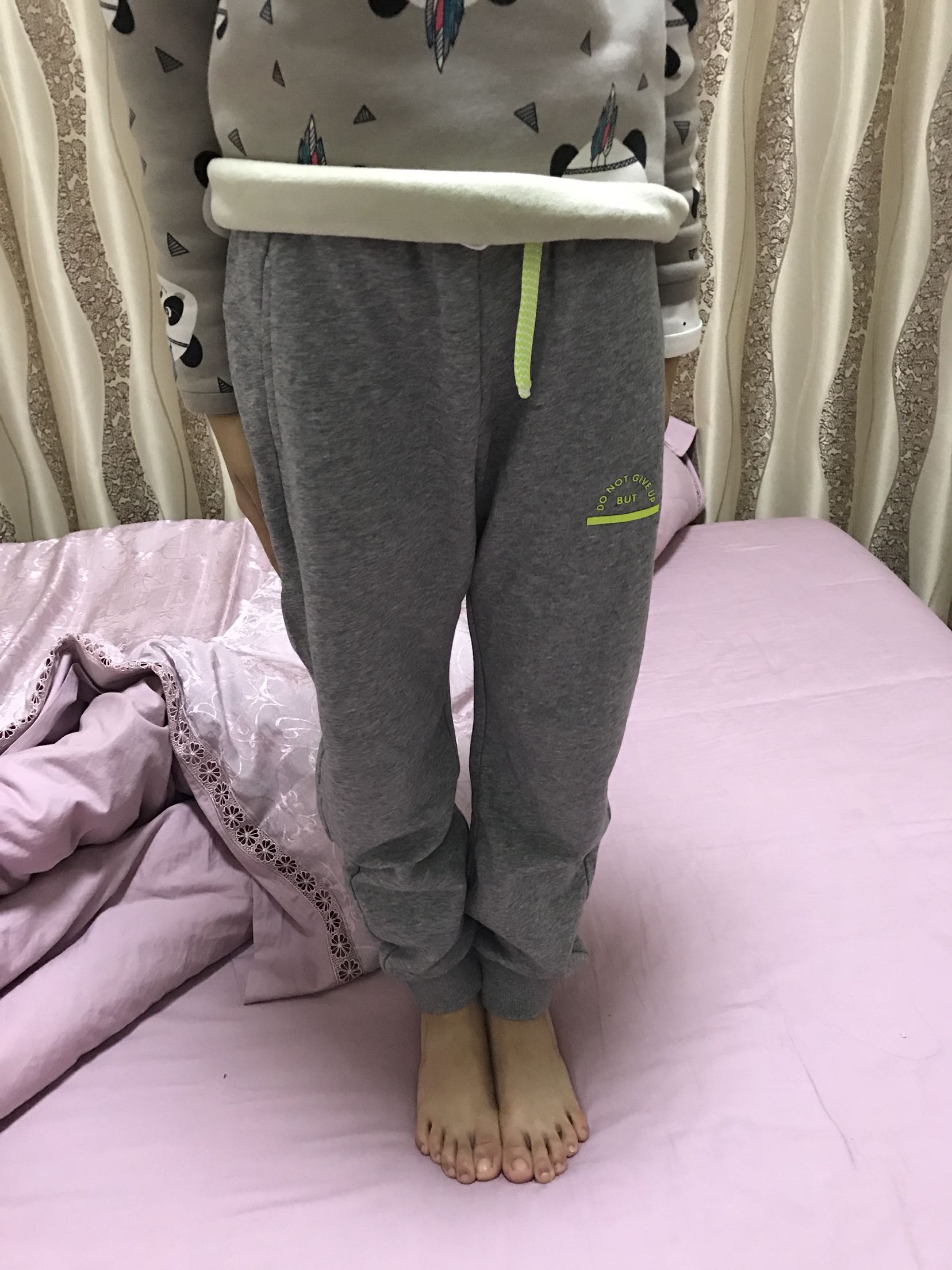 儿子瘦,130,46斤,所以穿130的刚合适,如图,还会稍微胖一点,给各位宝妈做参考,质量没的说,赞赞