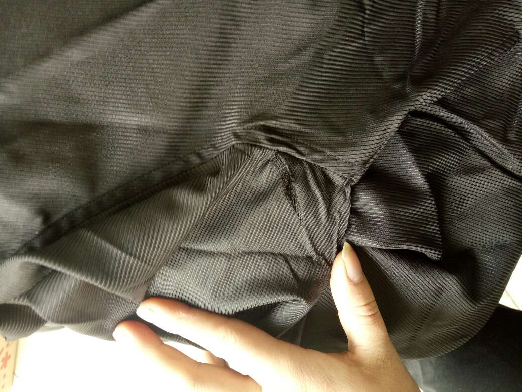 这衣服的质量也太差了,刚穿一天就破了几个洞