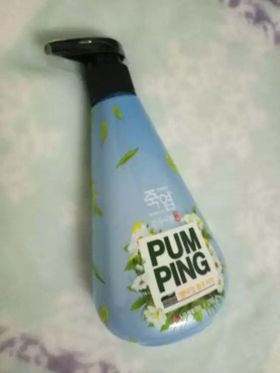 活动时期囤了很多货,喜欢按压式的牙膏,感觉管状的更方便,这个套盒很划算,活动时期价格合理的很,以后还会回购!