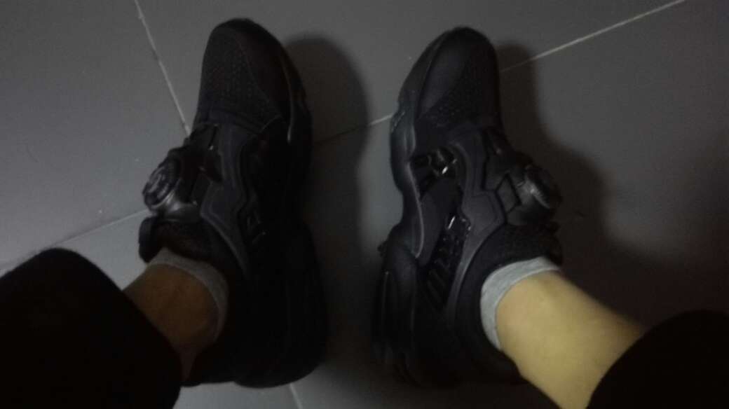 很气,鞋子穿着不错,也没说的做工差,胶水溢出啥的。就是易脏,脏一点就很明显。然后还不好清理,我自己把鞋就给刷起毛了!很气!今天上午刚取上快递穿上,下午就刷坏了!!!处女座,看的起毛皱巴巴的,贼难受!咨询了下鞋类护理还不能修,毛还去不了。以后不穿这双鞋了。气气气气气气气气气气气气
