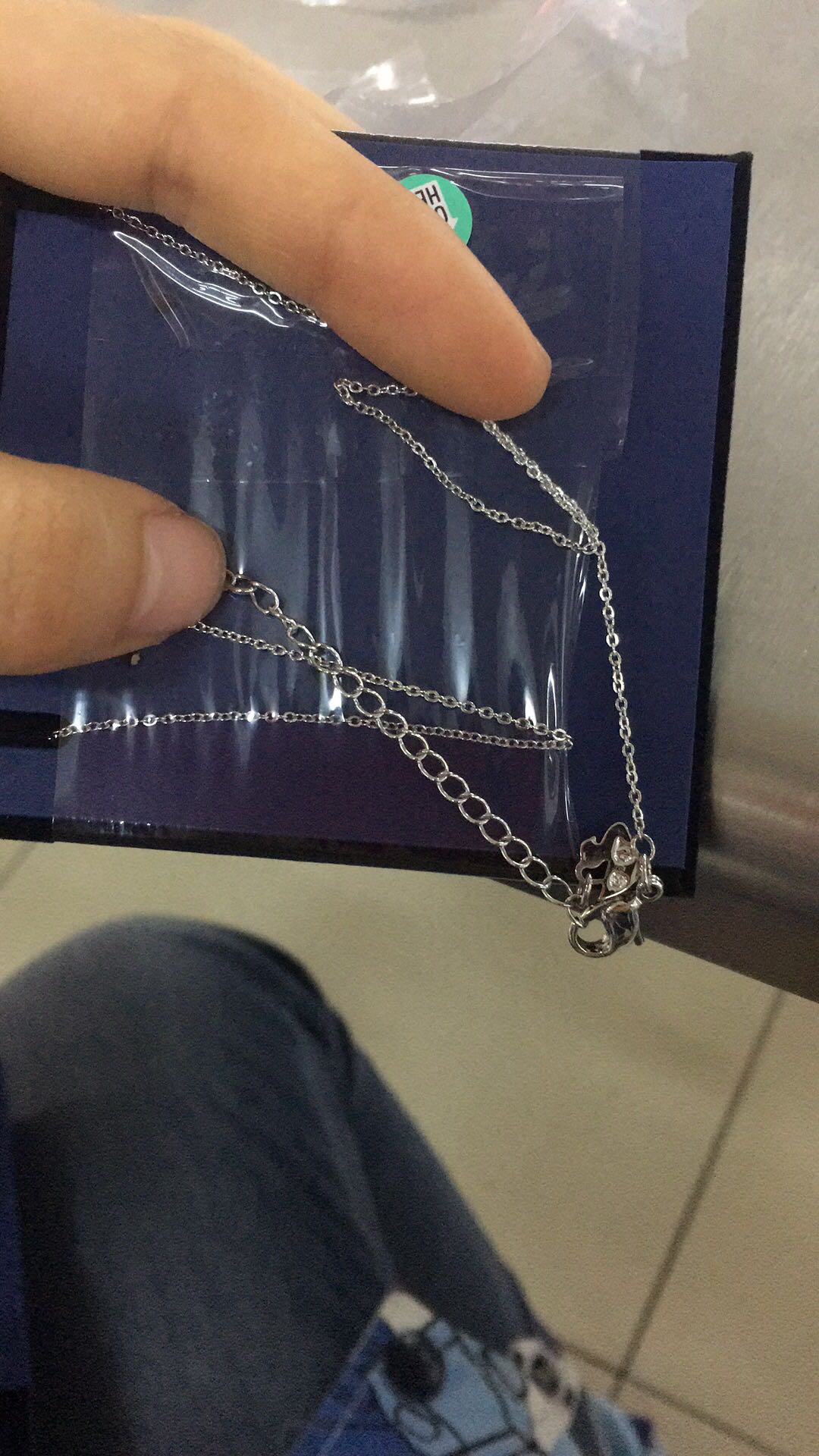包装有点简单,送女朋友一周年的纪念日礼物,她很喜欢,希望能给我们带来好运?