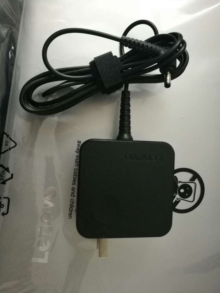 百分之七十的电量 只能支持1h39min?Intel的标志好像被撕了翻盖处能看到里面的线充电器 还没有手机充电线c粗 怪不得电池这么糟烂