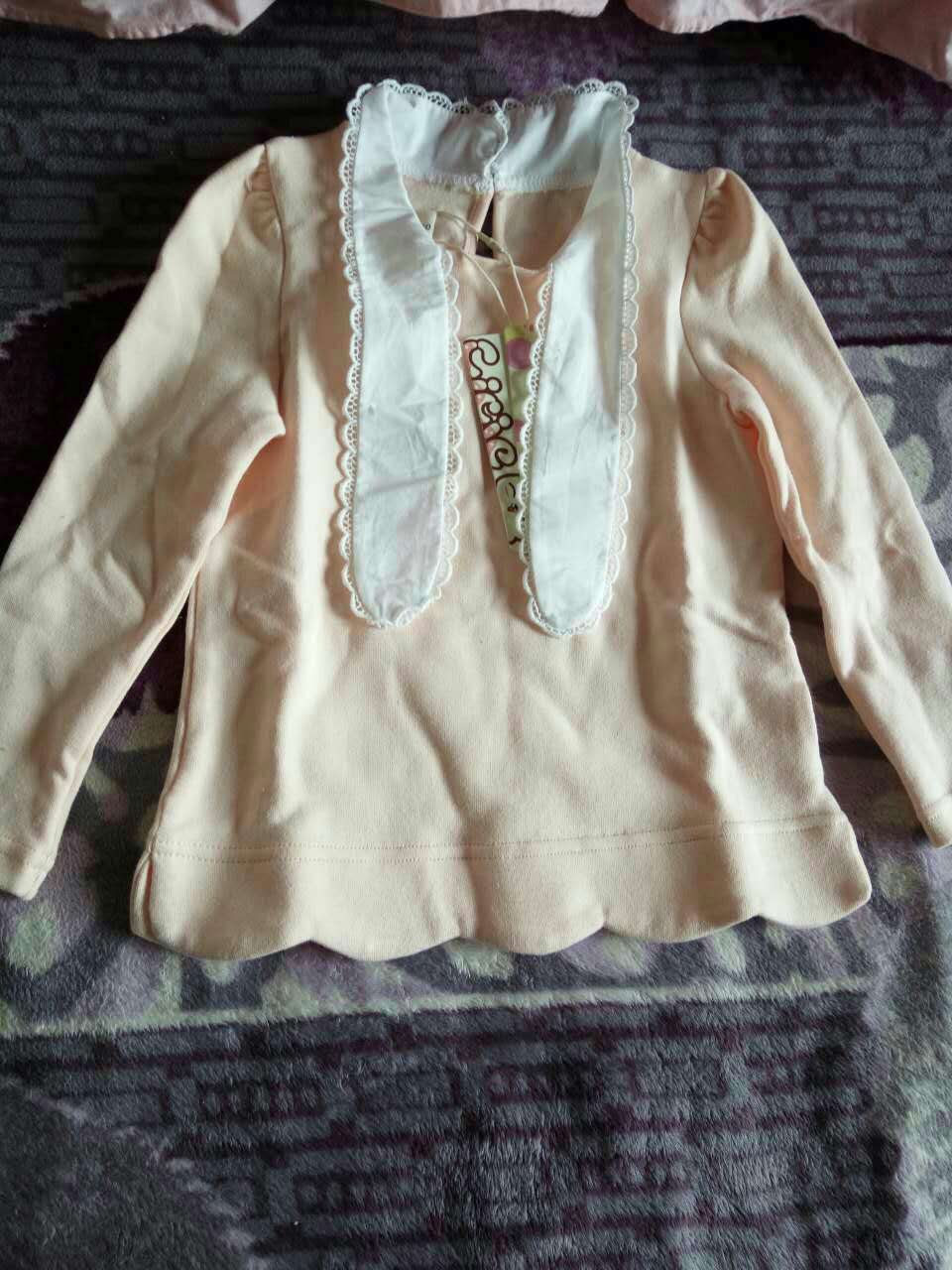 衣服是给家里的小宝贝买的,两岁,衣服最小号现在还稍微大了点等到秋天应该可以了,很喜欢,颜色也很漂亮,下次有需要还会来商城,快递也很快,要是E卡可以任意买不限制就更好了