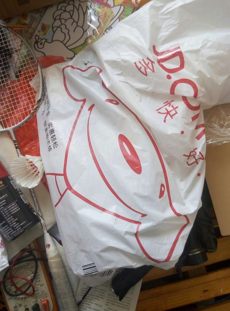 搞活动买的,比较划算,新产品,比单纯的尼龙球好,飞行还行,也还耐打,是拉直鹅毛的,一般训练打打可以,要求高的还是买RSL的