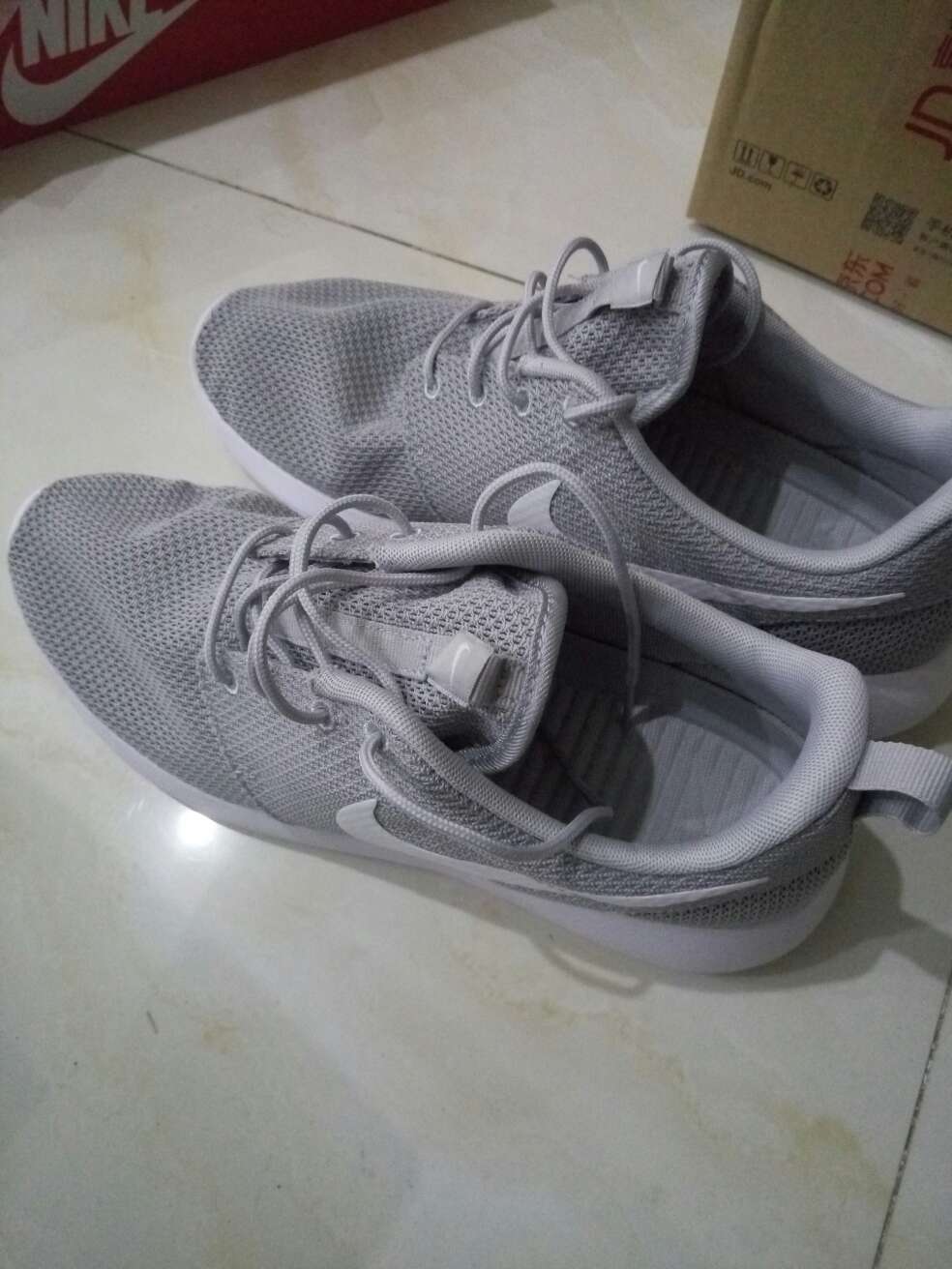 东西不像假的,鞋面和自己想的有差距,就一层网面一层布,没有型!早知道是这种的不会买!包装和速度没话说,杠杠的!