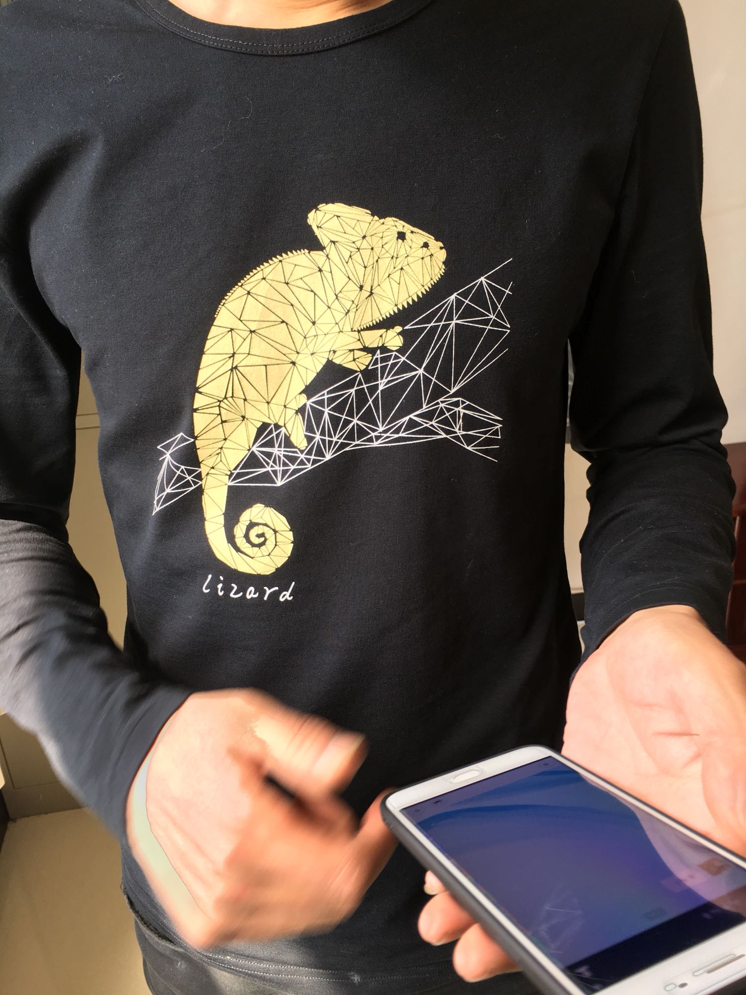 第一次在购物,帮老公买的,穿上大小刚合适,质量没的说,价钱也便宜,就是物流有点慢。