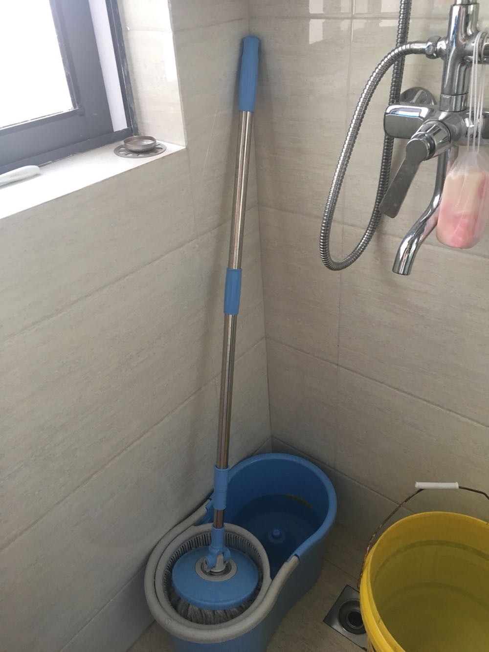 东西一般般,洗拖把的时候一不小心就会碰到桶边,真替这个质量担心