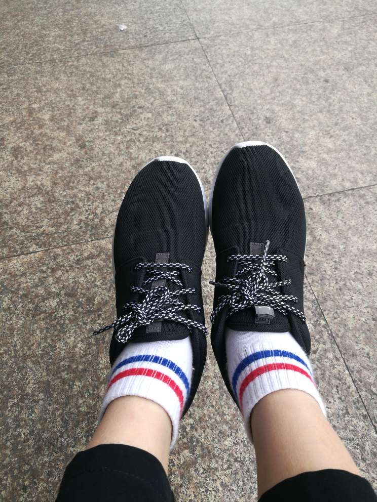 挺好穿的,很轻很软,拿到的时候还怀疑自己买的是不是鞋子哦好评